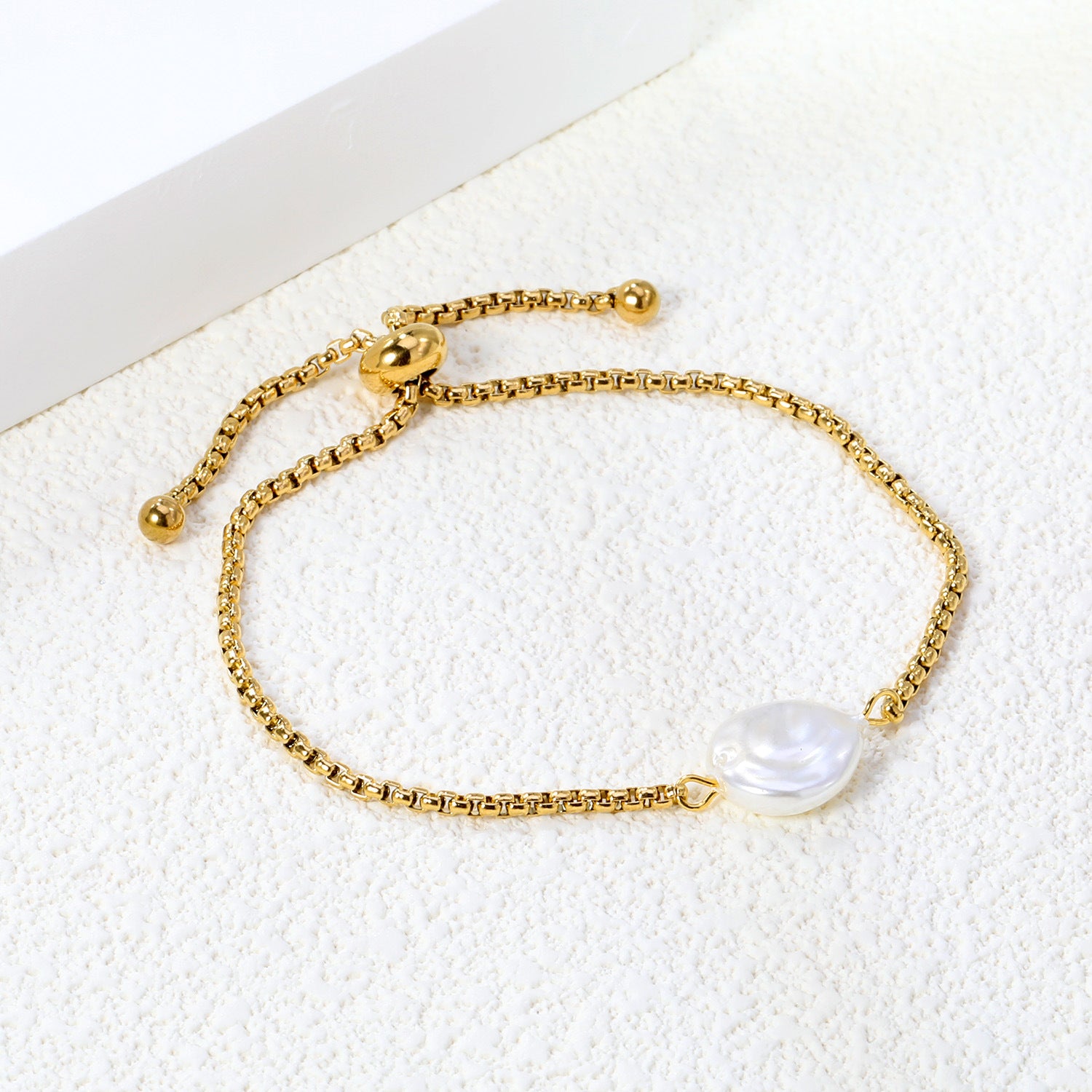 Damen Armband mit elegantem Ketten-Design und einzigartigem Muschel-Anhänger Shop Nory