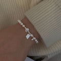 Damen Armreif mit verspieltem Smiley-Anhänger und Perlen Shop Nory