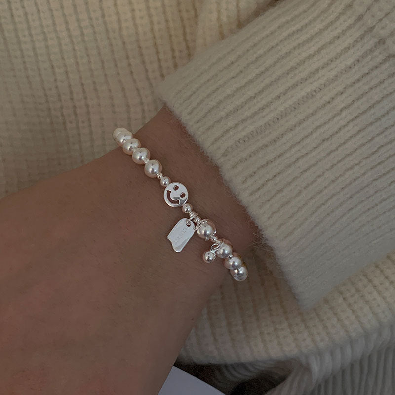 Damen Armreif mit verspieltem Smiley-Anhänger und Perlen Shop Nory