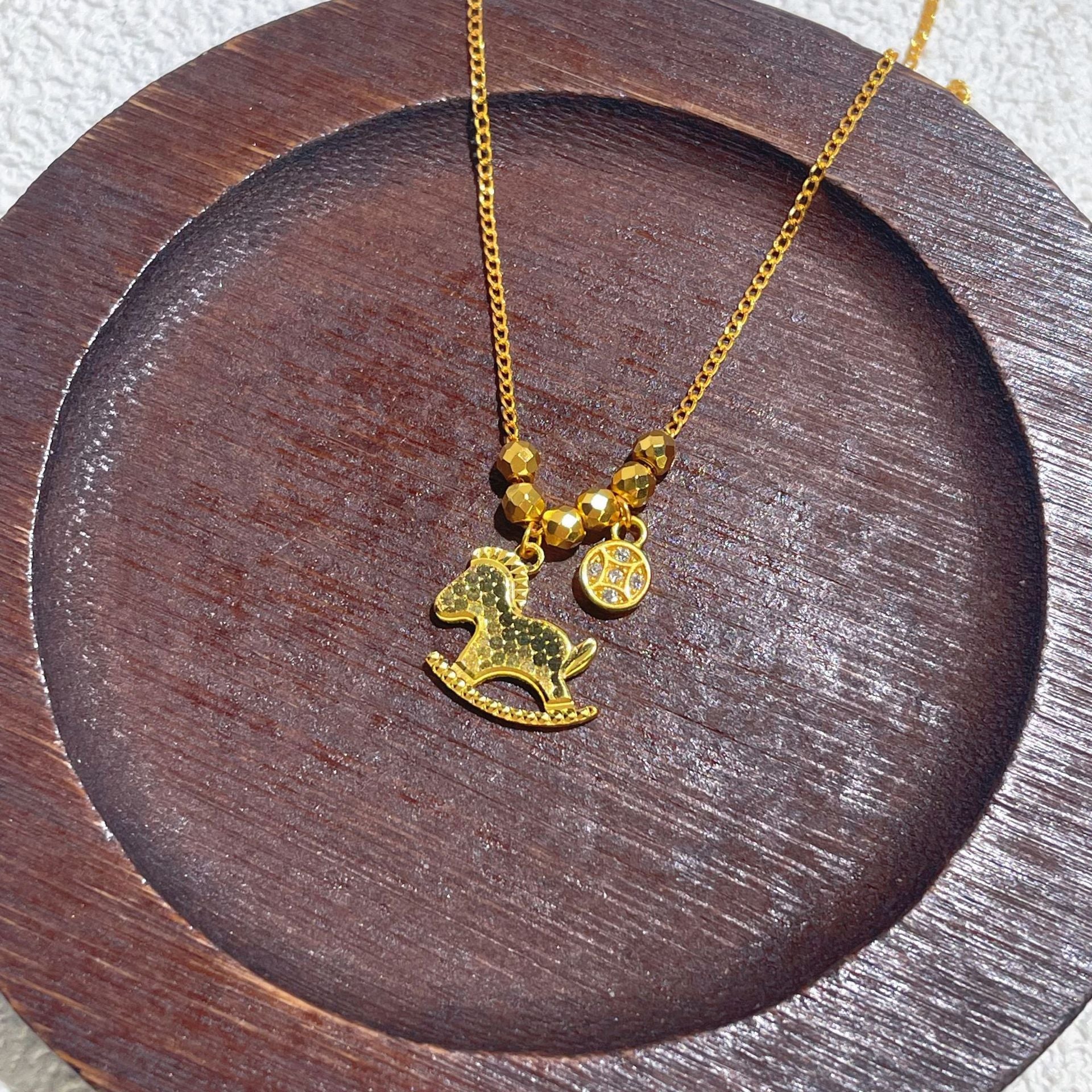 Damen Halskette mit stilvollem Schaukelpferd-Anhänger und funkelnden Zirkonia Shop Nory