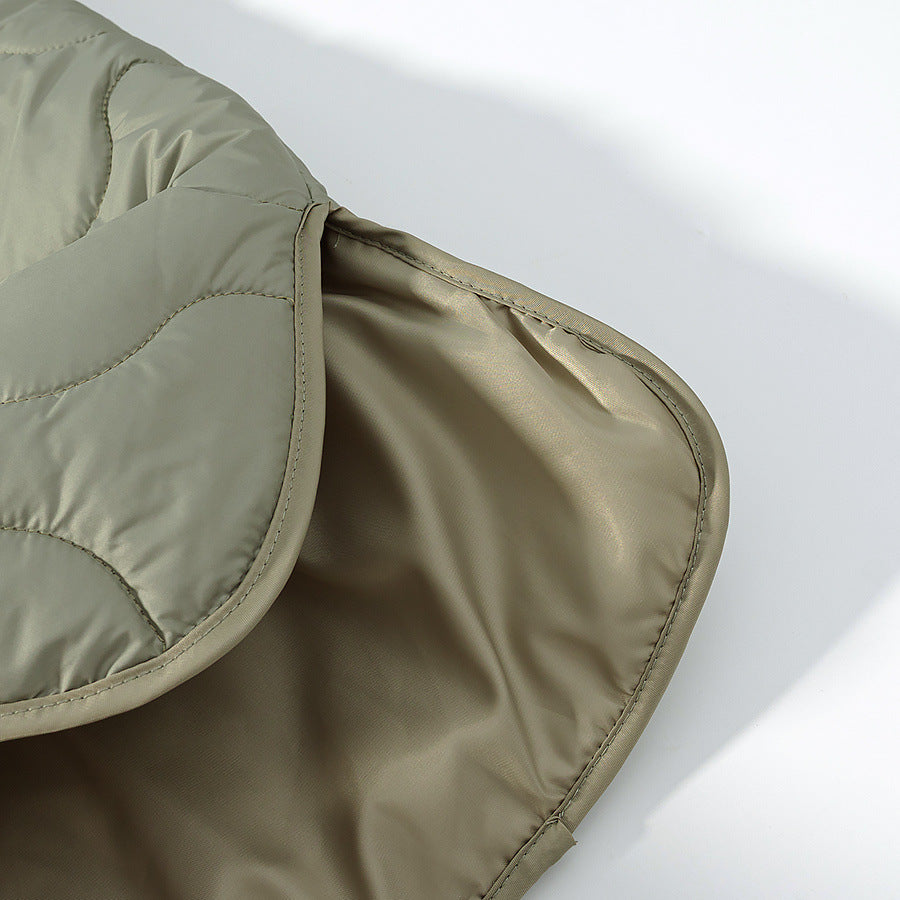 Damen Leichte gesteppte Jacke mit Rundhalsausschnitt, Steppwellen und Druckknöpfen Shop Nory