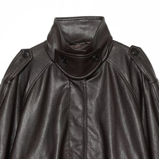 Damen Kurz geschnittene Lederoptik-Blousonjacke mit hohem Funnelkragen, Schulterriegeln und eingearbeiteten Pattentaschen Shop Nory