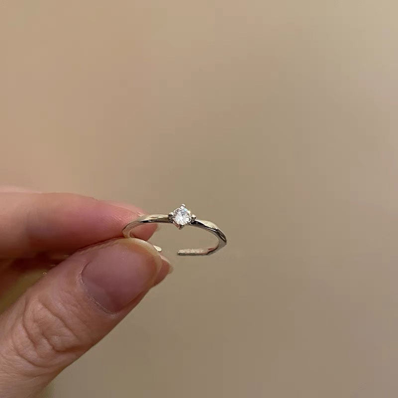 Damen Zierlicher Solitär Ring mit funkelndem Akzent Shop Nory