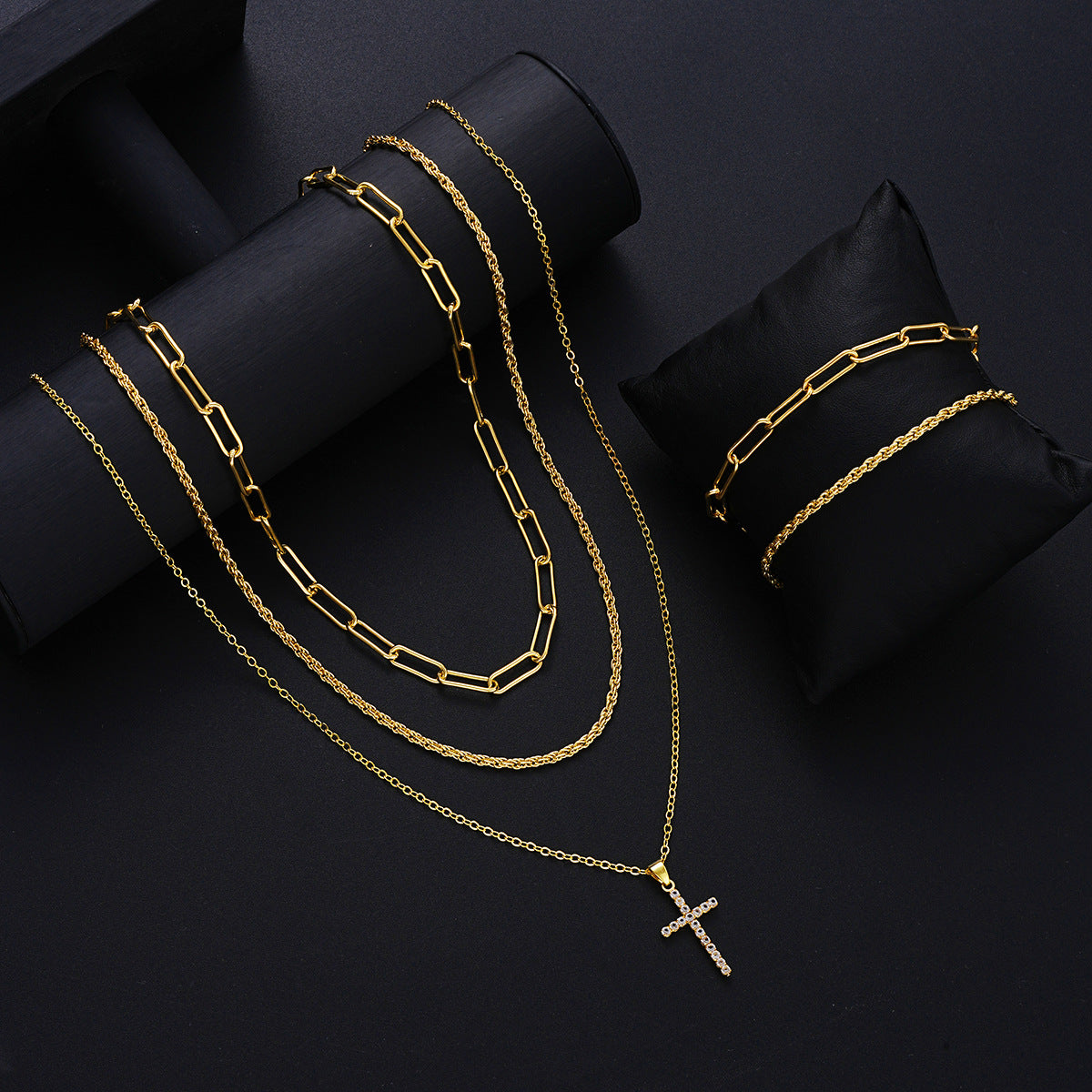 Damen Schmuckset mit elegantem Kreuzanhänger und modernem Kettendesign Shop Nory