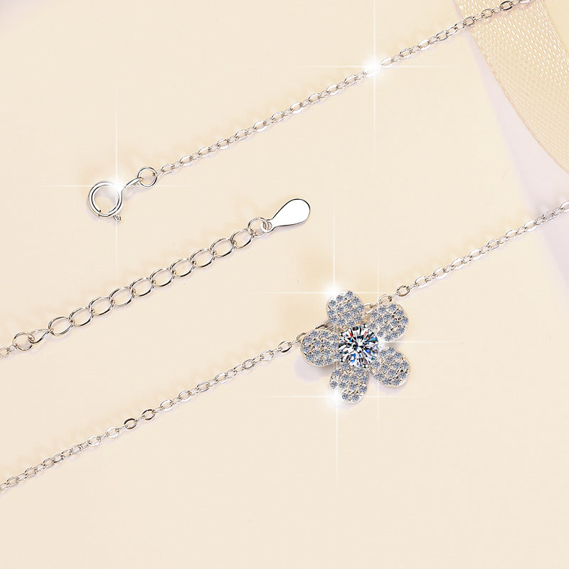 Damen Halskette mit floralen Anhänger und funkelnden Kristallen Shop Nory