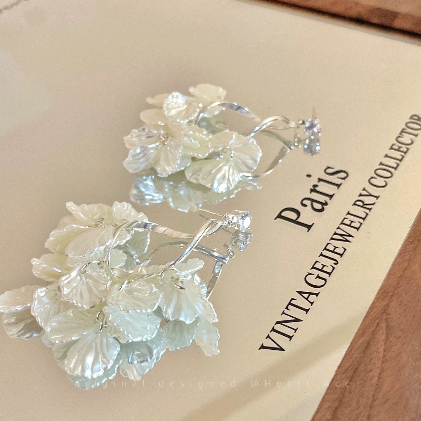 Damen Ohrringe mit kunstvollem Blumenmotiv und raffinierten Details Shop Nory