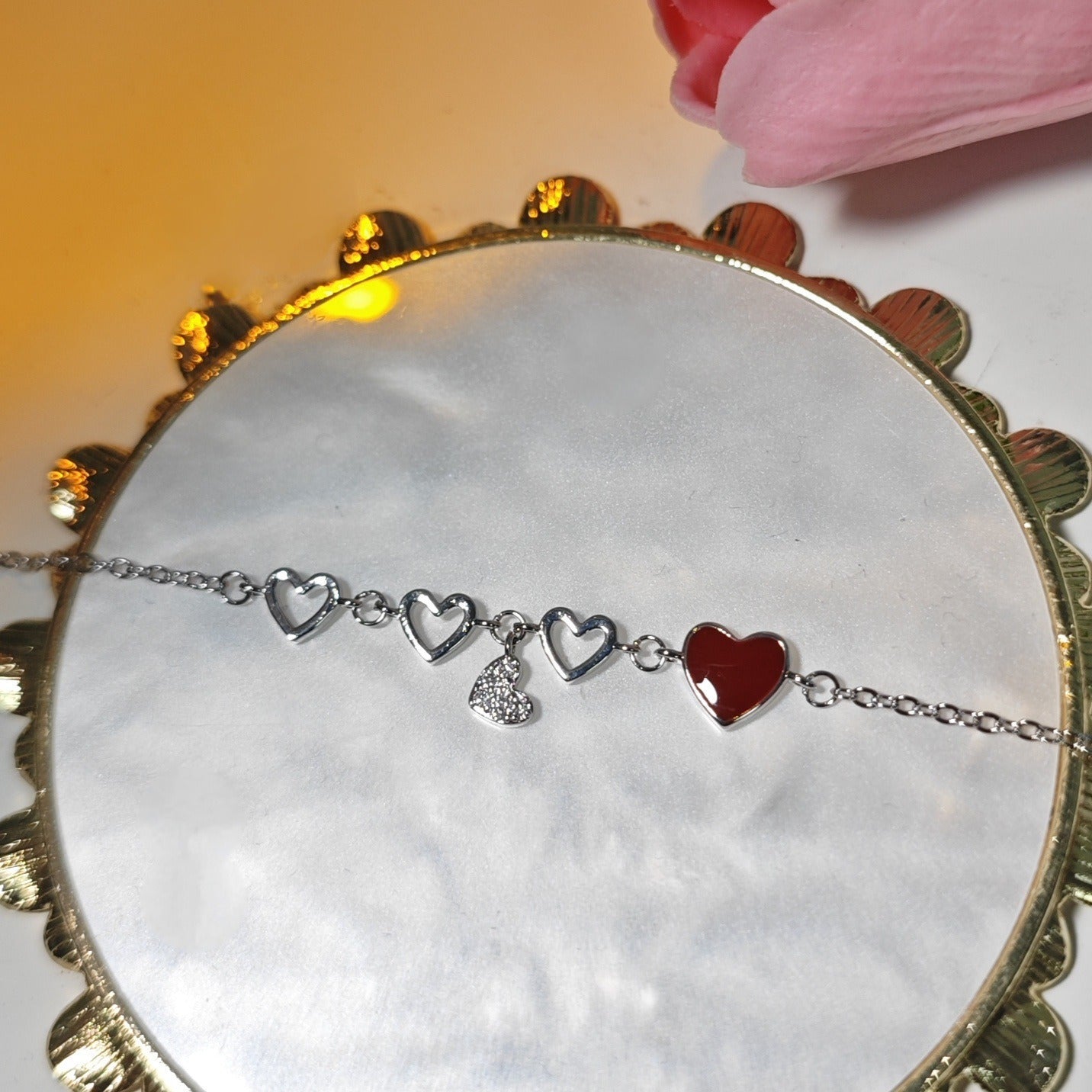 Damen Armband mit herzförmigen Anhängern und funkelnden Kristallelementen Shop Nory