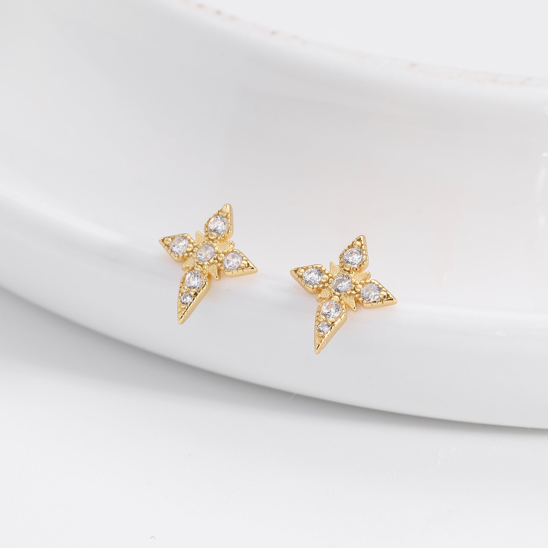 Damen Ohrstecker im stilvollen Kreuzdesign mit luxuriösem Zirkonbesatz Shop Nory
