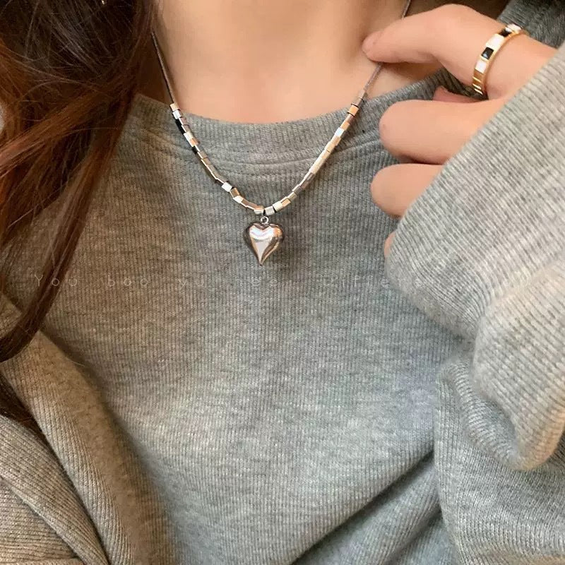 Damen Halskette mit stilvollem Herzanhänger und eleganter Silberfassung Shop Nory