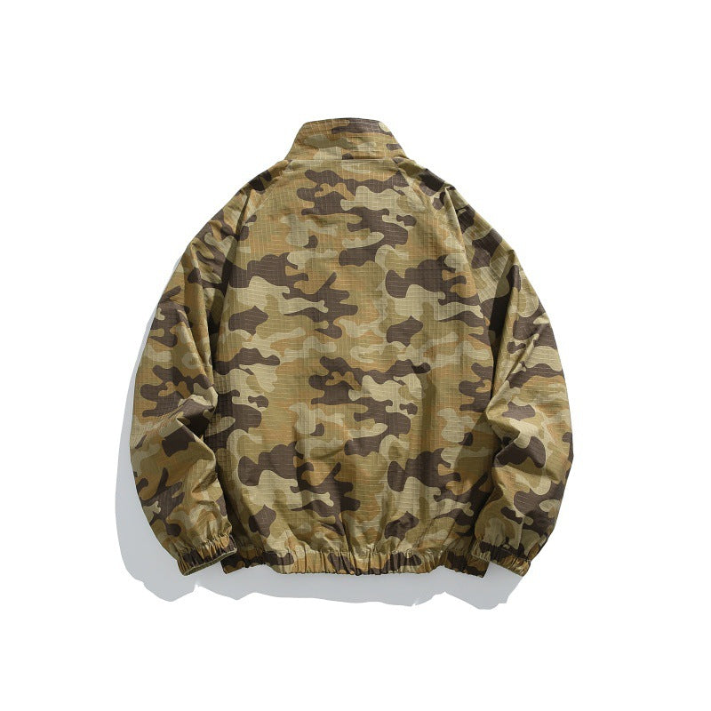 Unisex Leichter Camo‑Windbreaker mit hohem Stehkragen, Brustreißverschluss und elastischem Saum Shop Nory