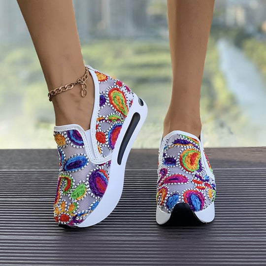 Damen Slip-On Keil-Sneaker mit besticktem Canvas-Obermaterial und luftgepolsterter Plateau-Sohle Shop Nory