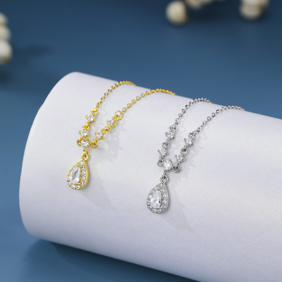 Damen Elegante Halskette mit tropfenförmigem Anhänger und funkelnden Zirkonia-Details Shop Nory