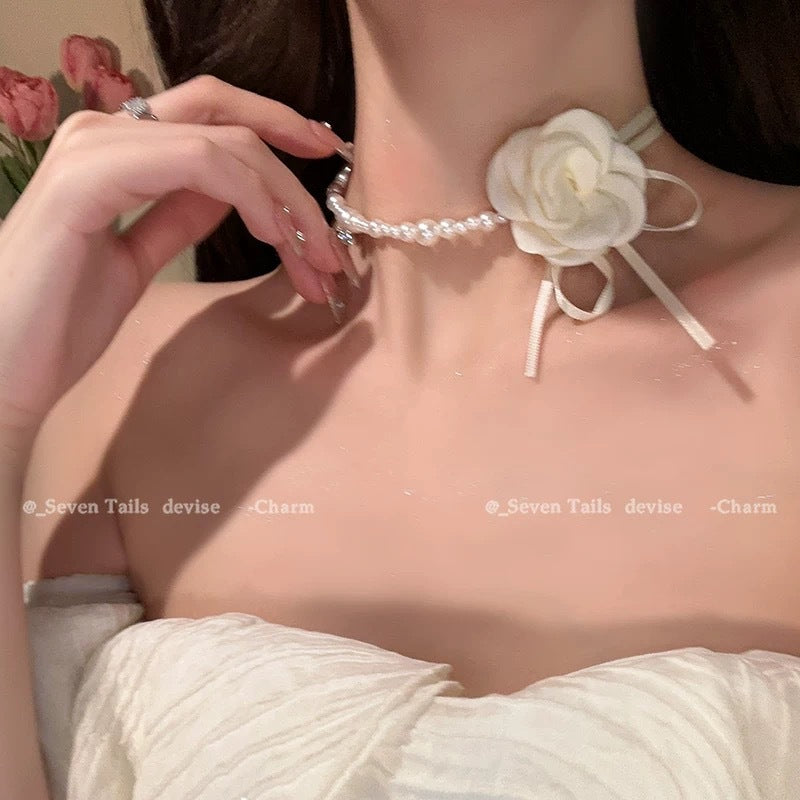Damen Armband mit elegantem Perlendesign und kunstvollem Rosenanhänger Shop Nory