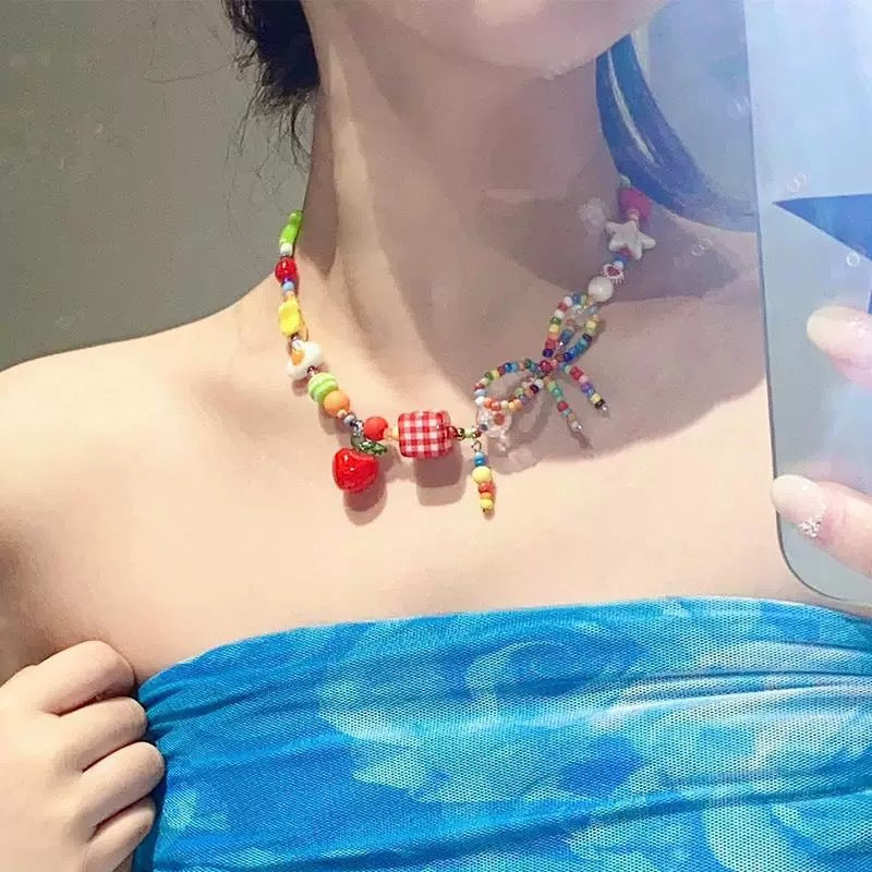 Damen handgefertigte Kette mit bunten Perlen und verspielten Anhängern Shop Nory