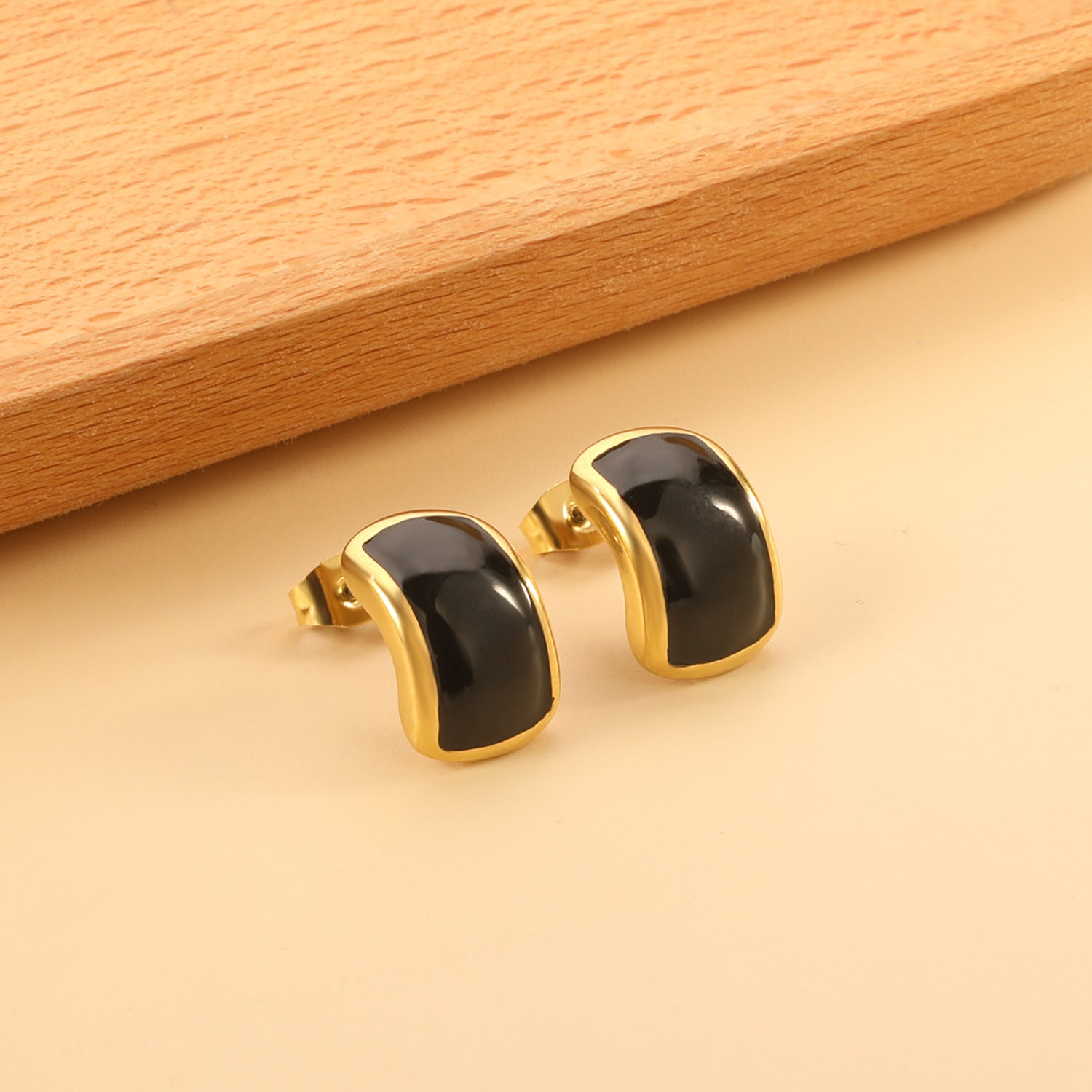 Damen Ohrstecker mit edlem Design aus goldplattiertem Edelstahl Shop Nory