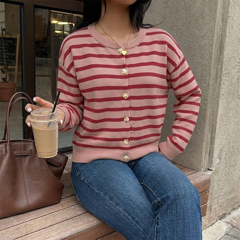 Damen Gestreifter Feinstrick-Knopfcardigan mit Rundhalsausschnitt, taillierter Silhouette und Rippenbündchen Shop Nory