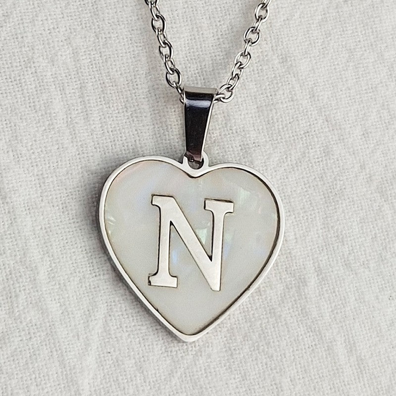Damen Halskette mit herzförmigem Anhänger aus Muschelschale und initialisiertem Design Shop Nory