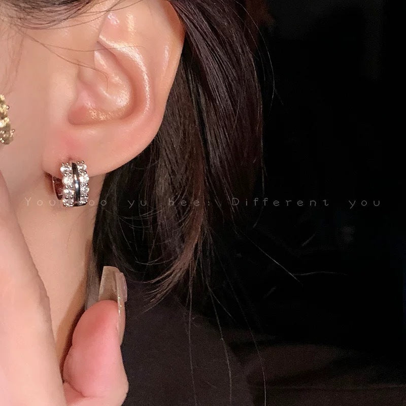 Damen Zarte Ohrstecker mit funkelnden Zirkonia Akzenten Shop Nory