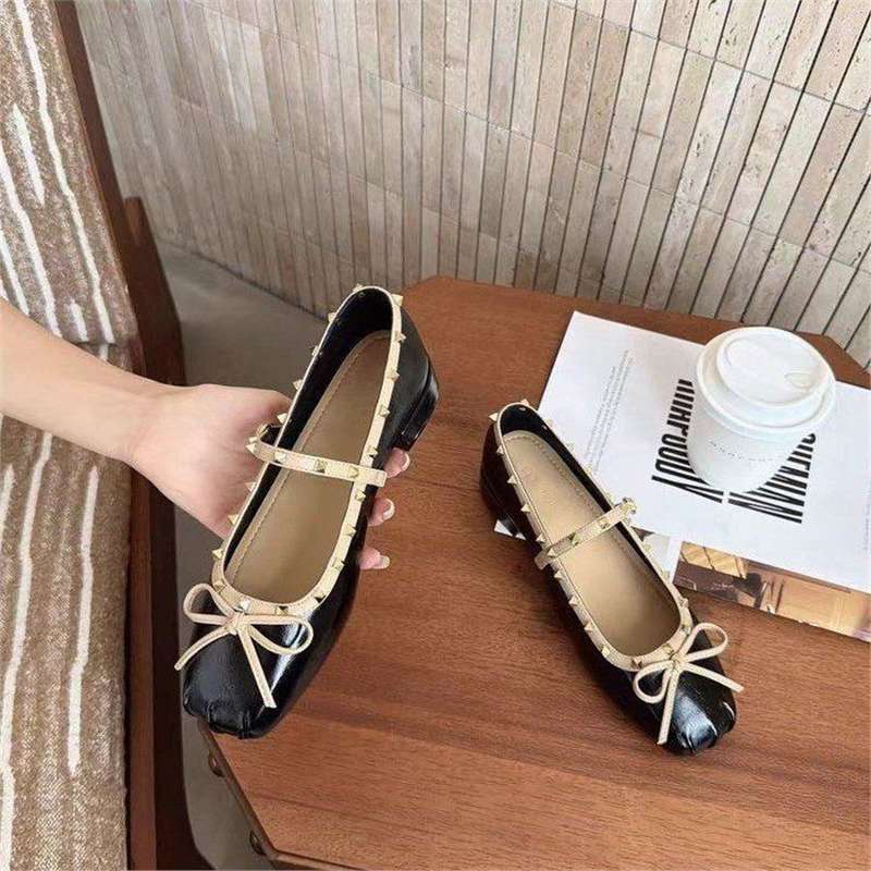 Damen Ballerina mit quadratischer Zehenbox, Nietenbesetztem Rand und verstellbarem Mary‑Jane Riemchen Shop Nory