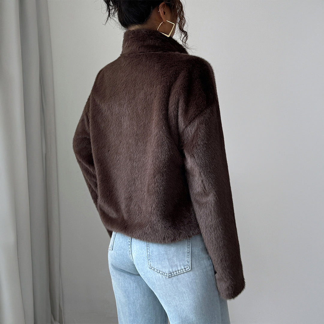 Damen nan kurzer Kunstfell-Blouson mit Stehkragen, verdecktem Reißverschluss und aufgesetzten Taschen Shop Nory