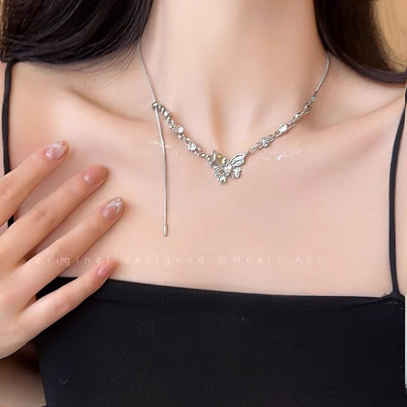 Damen Halskette mit filigranem Schmetterlingsanhänger und funkelnden Kristallen Shop Nory