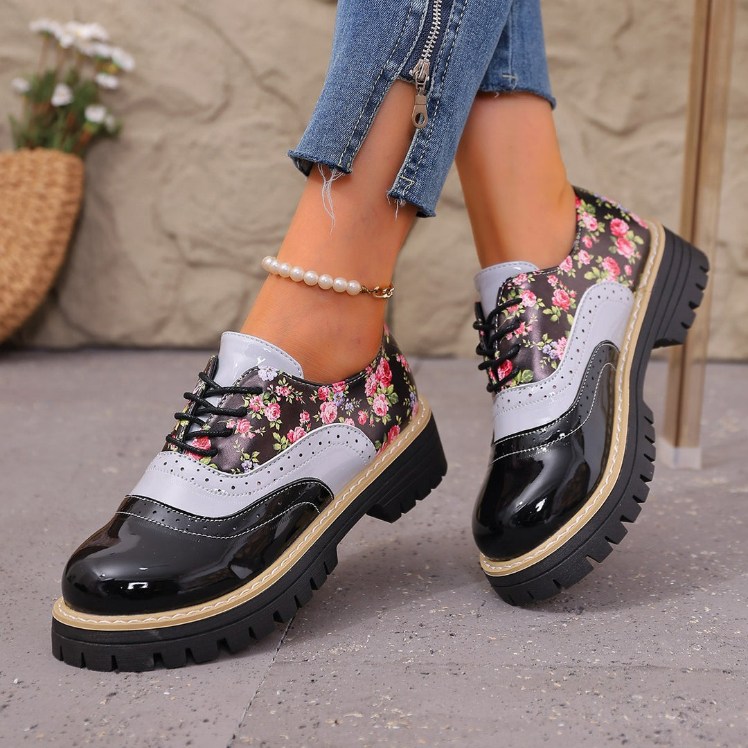 Damen Plateau-Brogue-Schnürer mit Blumenmuster und Lackdetails Shop Nory