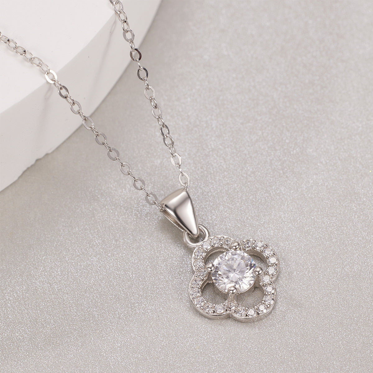 Damen elegante Halskette mit floralem Anhänger und funkelnden Zirkonia Shop Nory