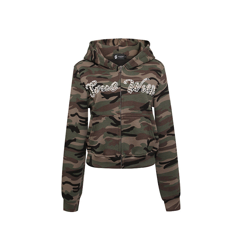 Damen Cropped Kapuzenjacke im Camouflage-Strukturstrick mit Perlen‑Schriftzug Shop Nory