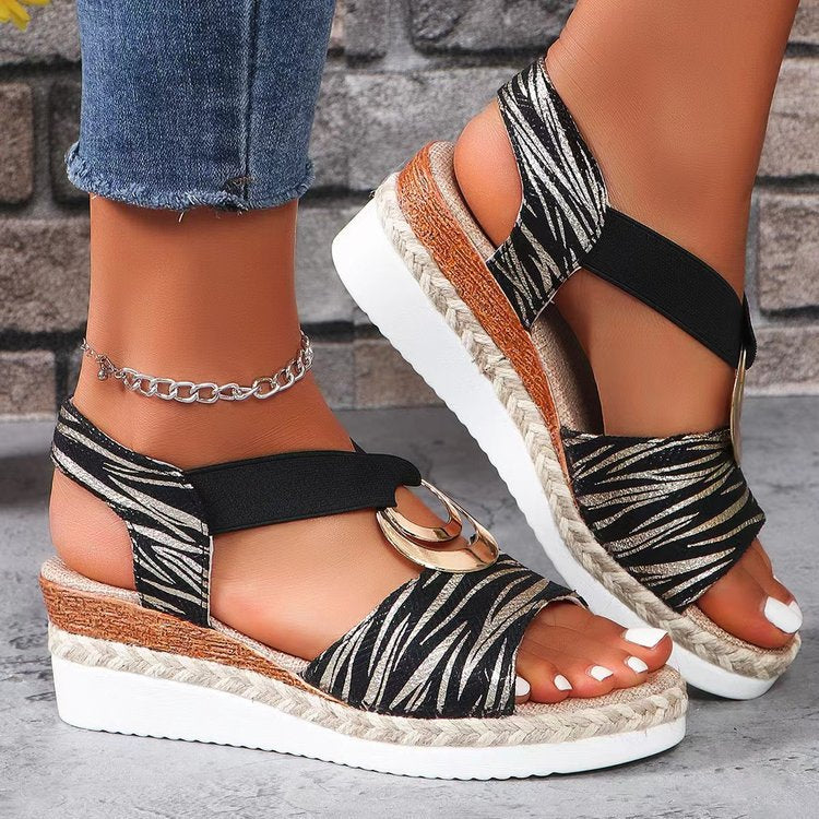 Damen Keil-Sandalen mit Metallic-Optik, dekorativem Ring und Elastik-Fersenriemen Shop Nory