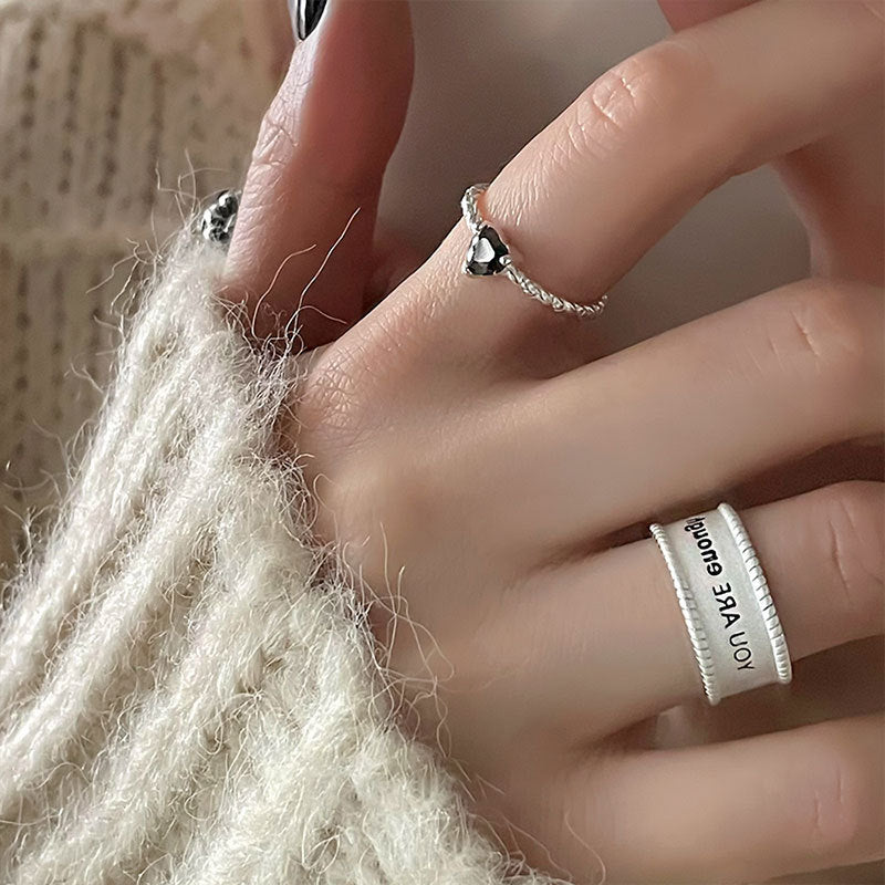 Damen Offener Ring mit kunstvollem Twist-Design und funkelndem Herzstein Shop Nory