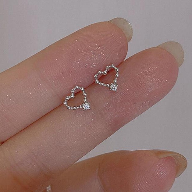 Damen Ohrstecker im herzförmigen Design mit funkelnden Zirkonia Shop Nory
