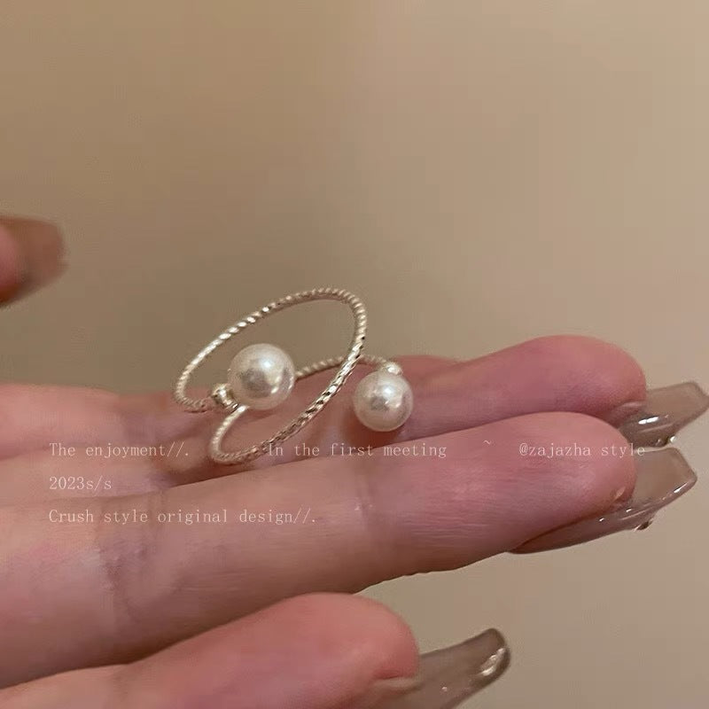 Damen Ring mit zartem Perlendesign und modernem, skulpturalem Rahmen Shop Nory