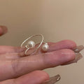 Damen Ring mit zartem Perlendesign und modernem, skulpturalem Rahmen Shop Nory