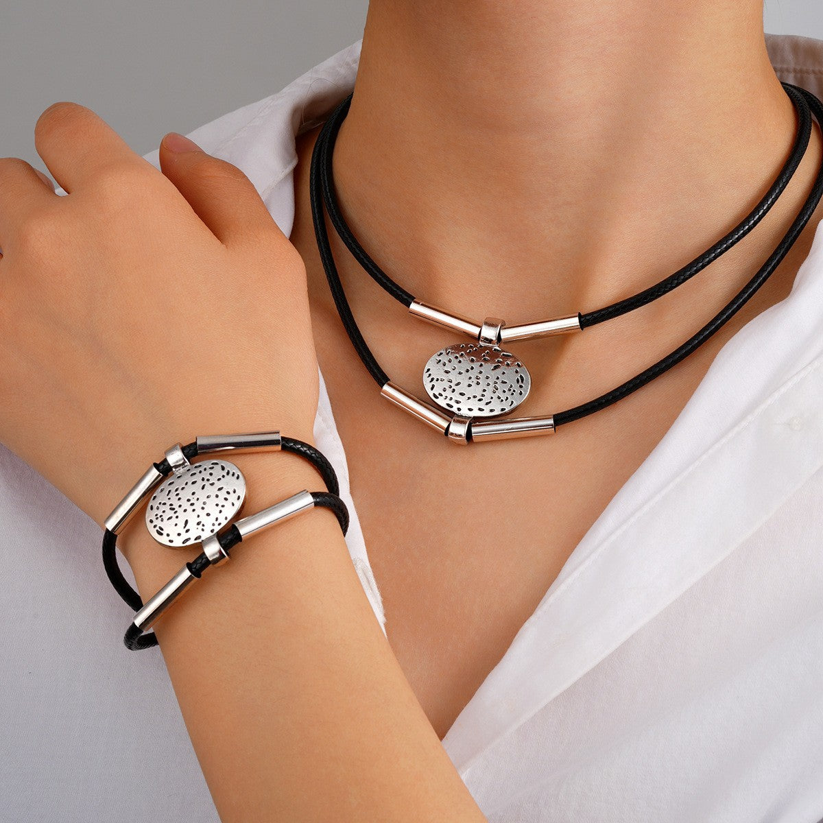 Damen Ketten- und Armband-Set aus hochwertigem Metall mit eleganten Details Shop Nory