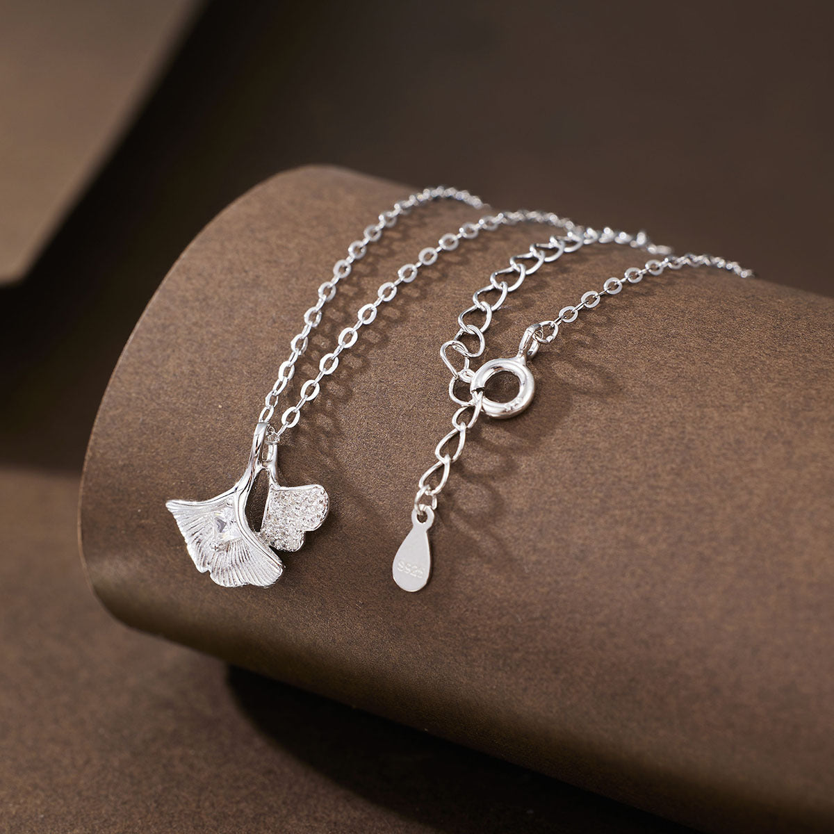 Damen Halskette mit Ginkgo-Blatt-Anhänger und funkelnden Zirkonia Shop Nory