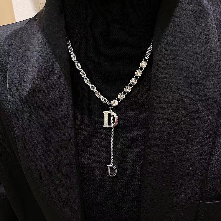 Damen Halskette mit funkelnden Zirkonia und eleganter D-Anhänger Shop Nory