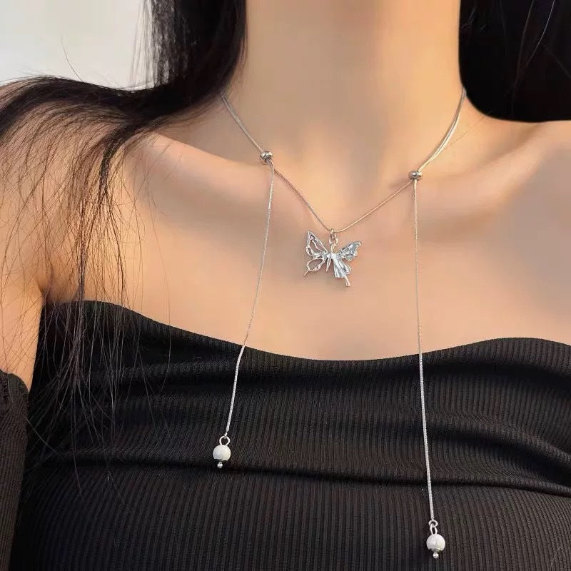 Damen Handkette mit filigranem Schmetterlingsdesign und zarten Perlenanhängern Shop Nory