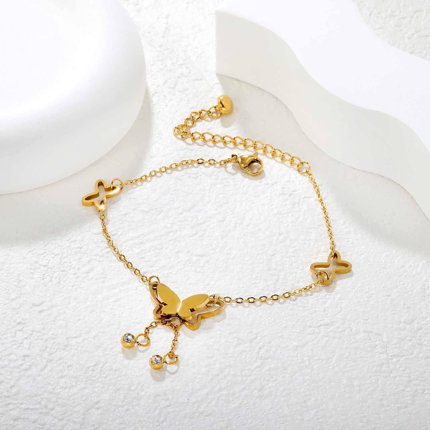 Damen zartes Armband mit Schmetterlingsanhängern und funkelnden Kristallen Shop Nory