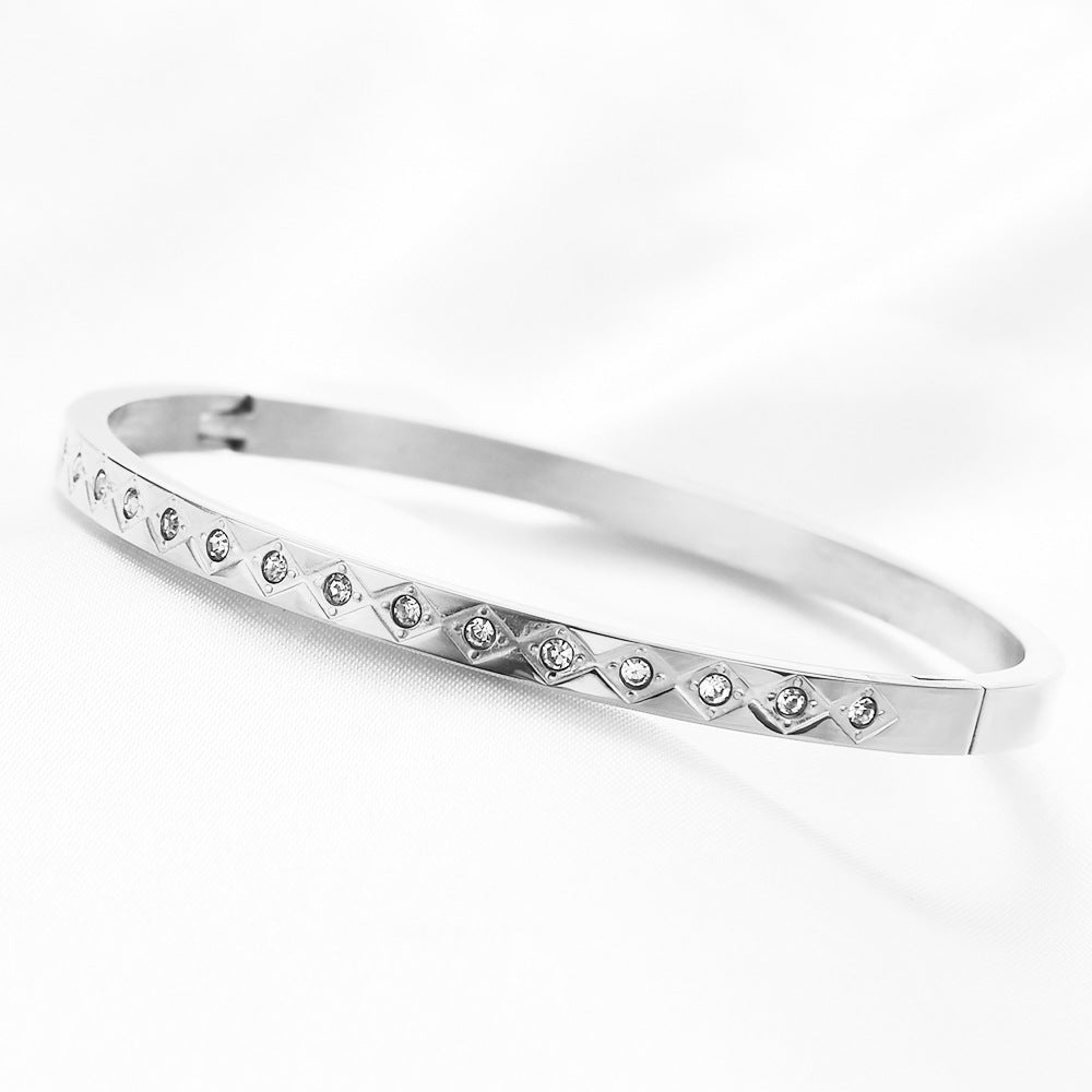 Damen Armreif mit funkelnden Zirkonia und kunstvollem Design Shop Nory