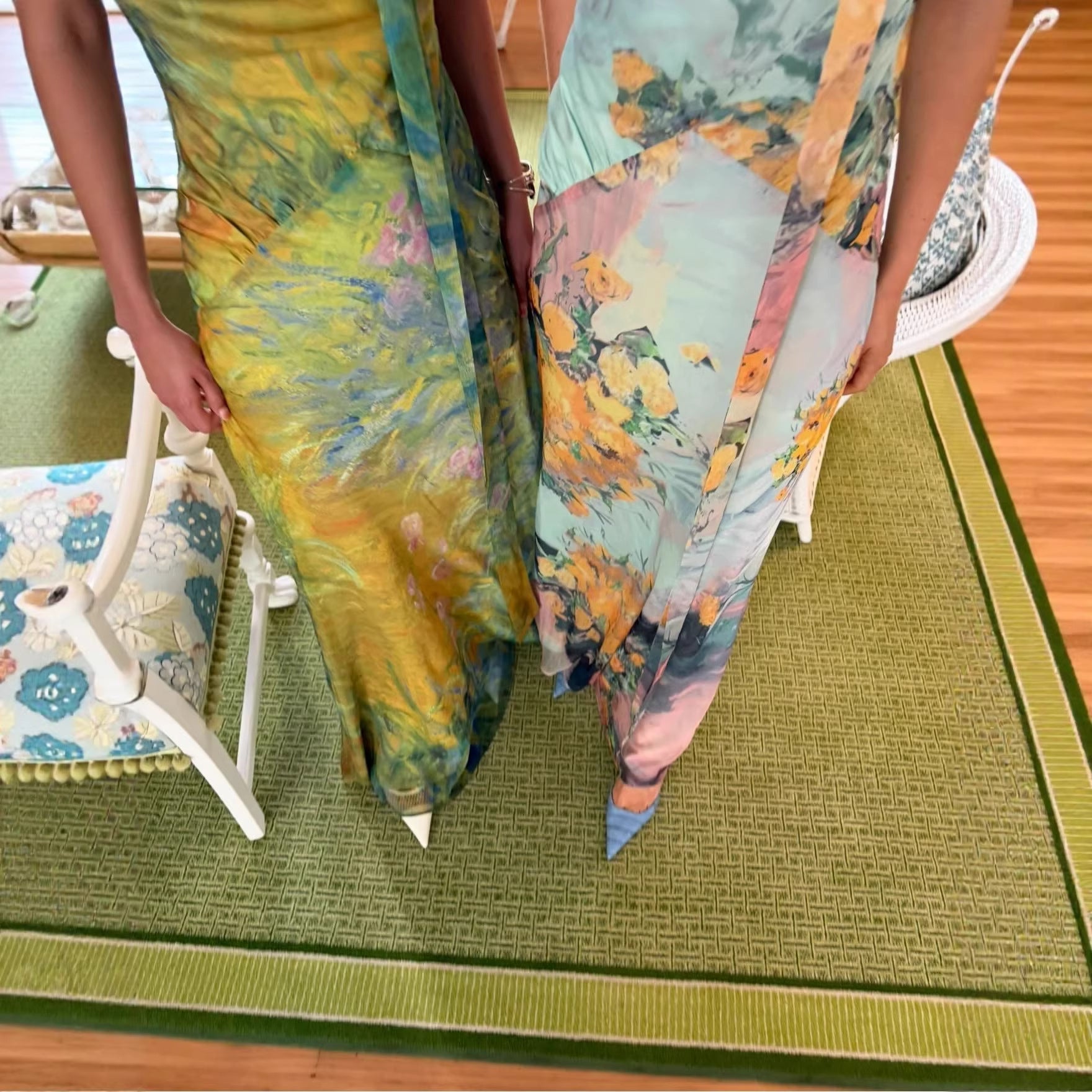 Damen Langes Kleid mit floralem Design und hochgeschlossenem Kragen Shopnory