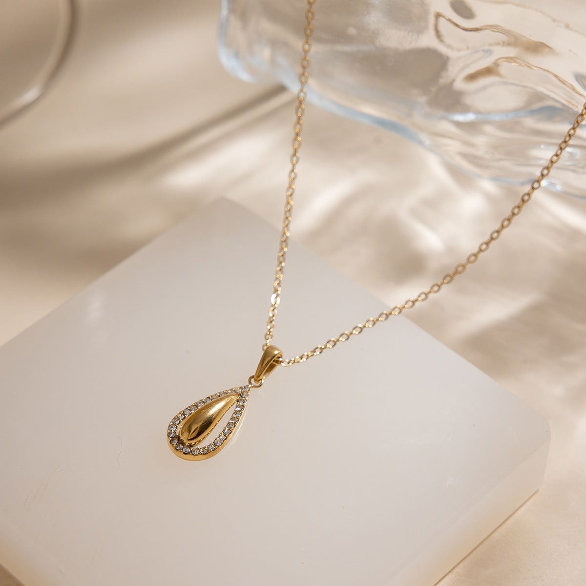 Damen Halskette mit tropfenförmigem Anhänger und Zirkonia-Besatz Shop Nory