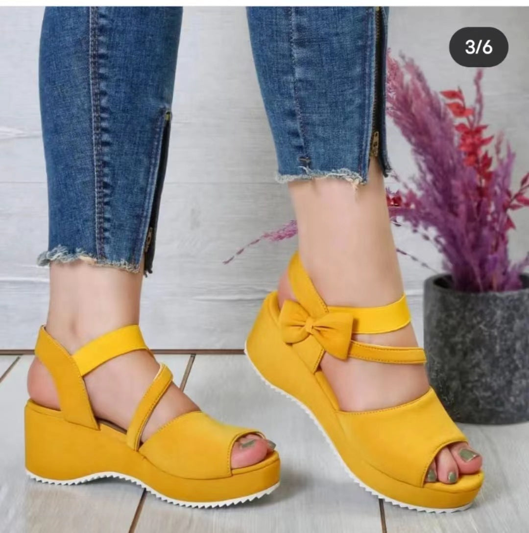 Damen Wedge-Sandalen mit dekorativem Schleifen-Detail und elastischem Riemen