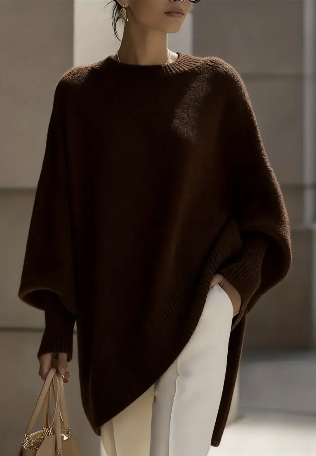 Damen nan Oversize Strickponcho mit asymmetrischem Saum und gerippten Ärmeln Shop Nory