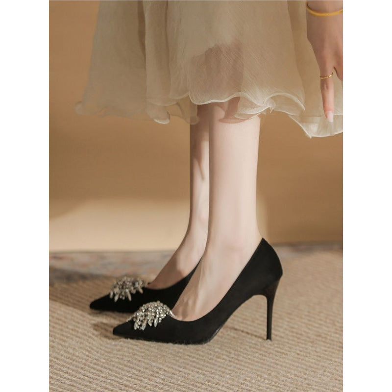 Damen spitz zulaufende Samt‑Pumps mit hohem Stiletto und Kristallbrosche Shop Nory
