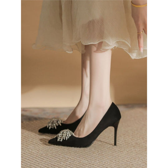 Damen spitz zulaufende Samt‑Pumps mit hohem Stiletto und Kristallbrosche Shop Nory