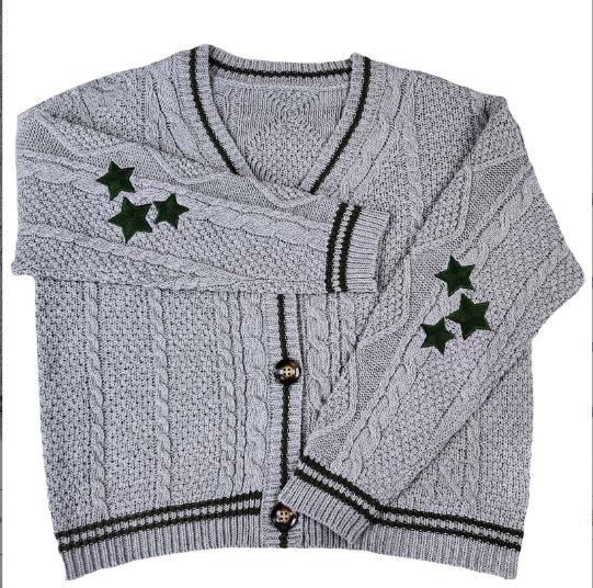 Damen Grobstrickjacke mit einzigartiger Zopfstruktur und dekorativen Sternen