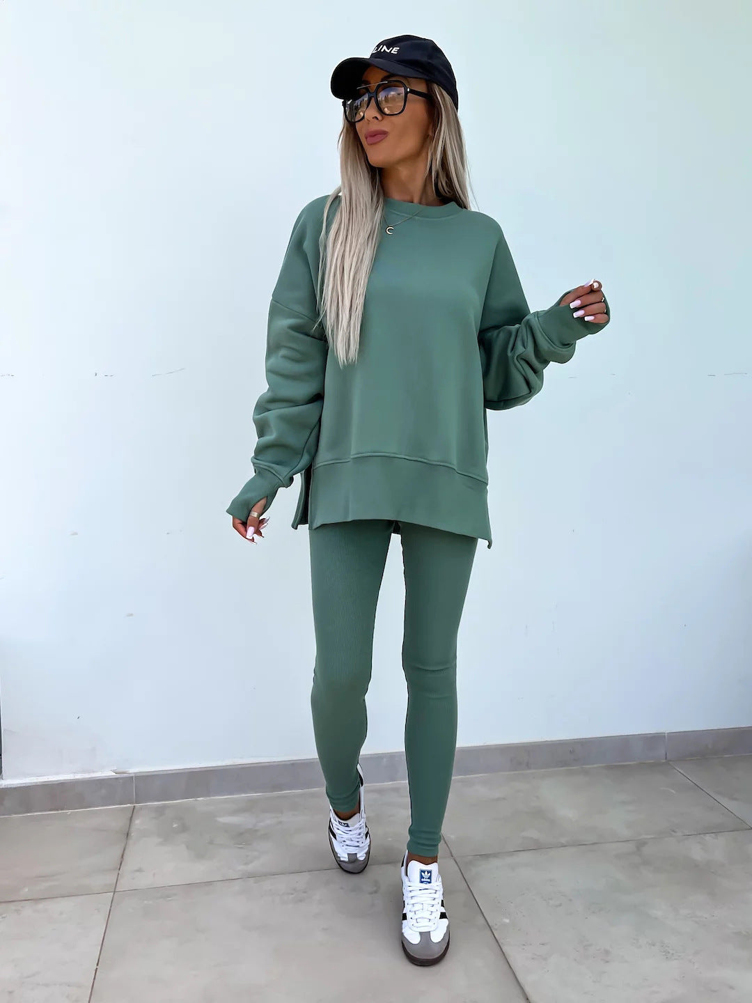 Damen komfortables Oversize-Lounge-Set mit langem Sweatshirt, gerippten High-Waist-Leggings und verlängerten Bündchen Shop Nory