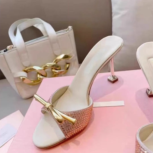Damen Elegante High-Heel Mules mit funkelndem Kristallbesatz und goldener Zierschleife Shop Nory