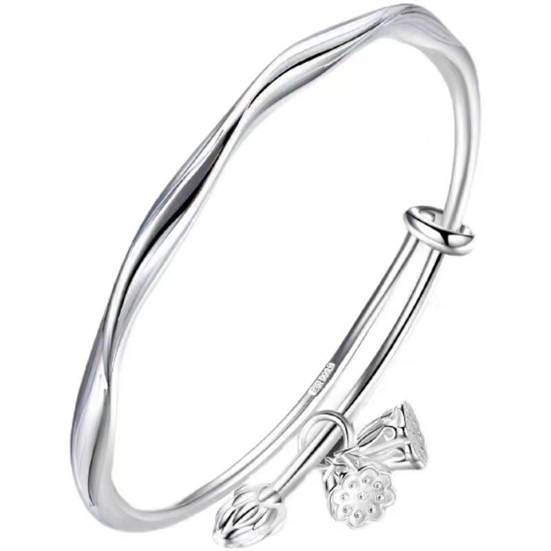 Damenarmband mit kunstvollem Reliefdesign und eleganten Anhängern Shop Nory