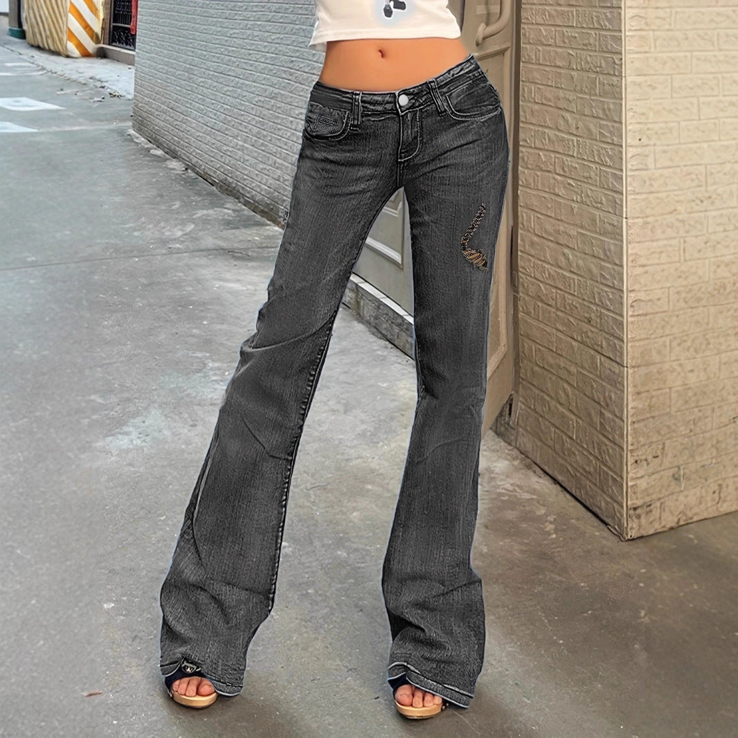 Damen Hochtaillierte Flared-Jeans mit ausgestelltem Bein, dezenter Stickerei & verlängertem Saum Shop Nory